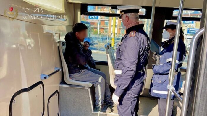 roma mascherina scendere bus molesta passeggeri