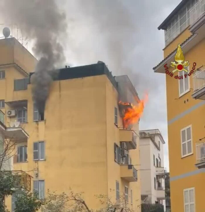 Roma. Incendio a Tor Sapienza, dimessi dall'ospedale i vigili del fuoco intossicati per aiutare gli inquilini intrappolati