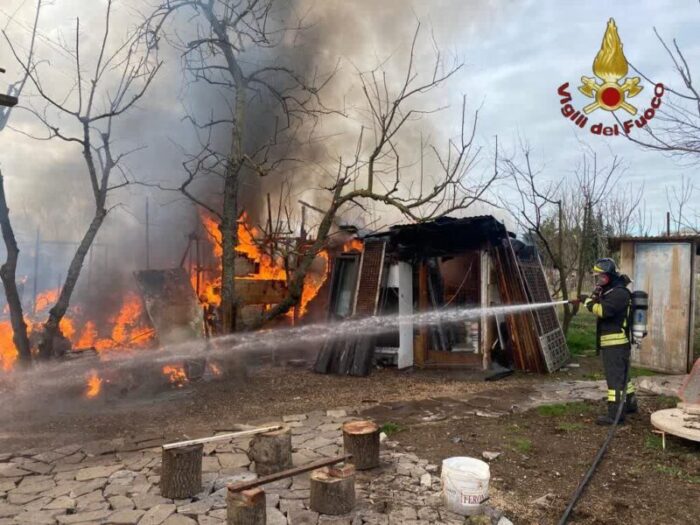 Spaventoso incendio a Pietralata: in fiamme un capannone e alcune baracche