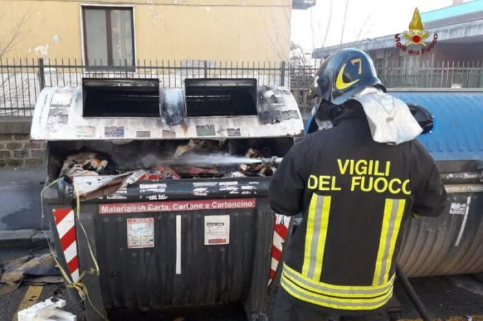 roma cassonetti scooter fuoco marconi