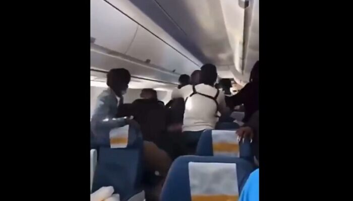 rissa volo steward ferito arresti video