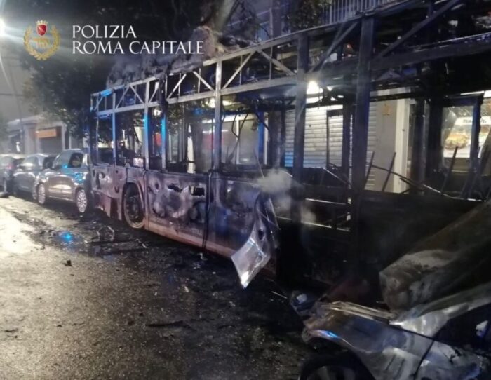 Centocelle incidente bus auto incendio morto