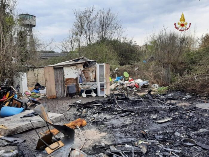 Collatino incendio baracche fiamme