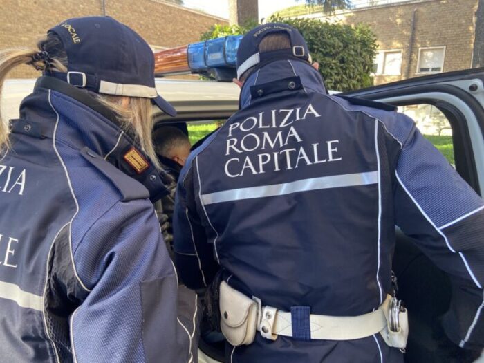 roma aggredito agente polizia locale