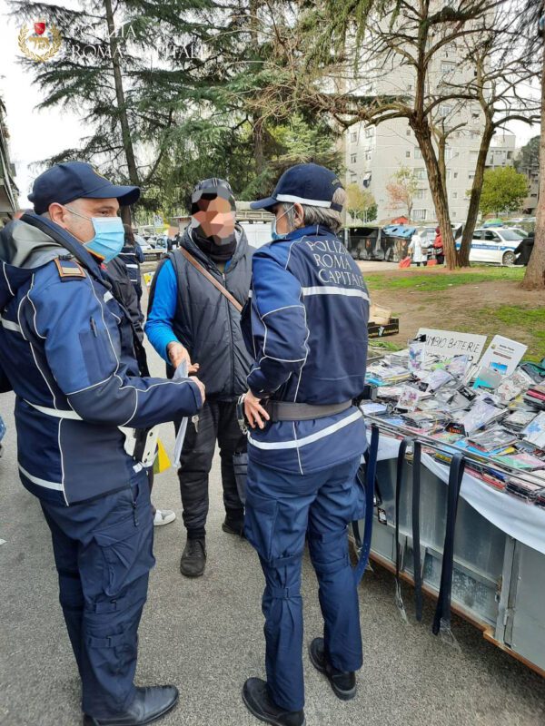 Tor Bella Monaca, oltre 30mila euro di multe ai venditori abusivi: sequestrati migliaia di articoli