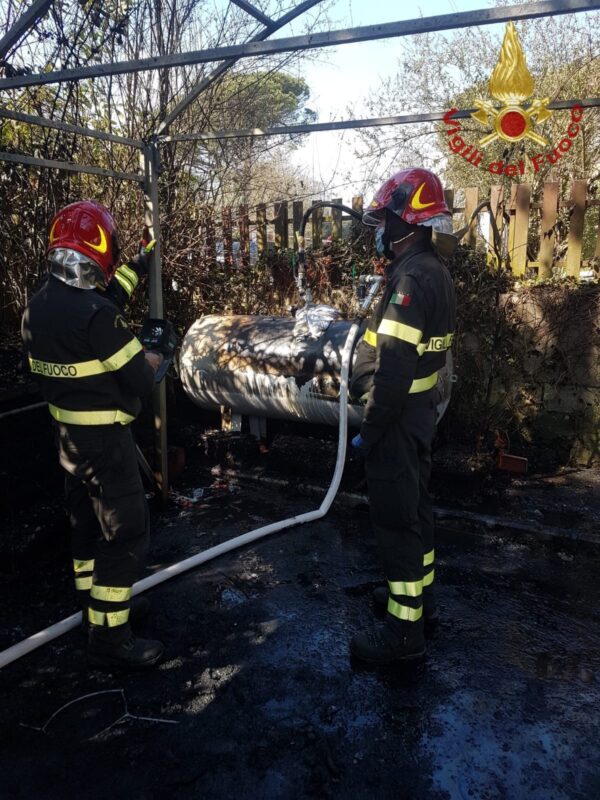 Ceccan, automobile parcheggiata vicino bombolone GPL prende fuoco