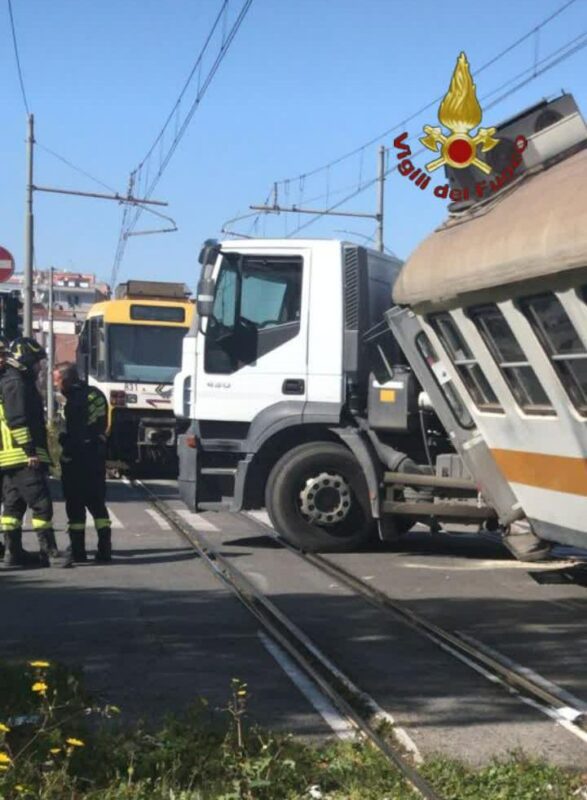 Tuscolano, brutto incidente tra un tram e un'autocisterna piena di gasolio