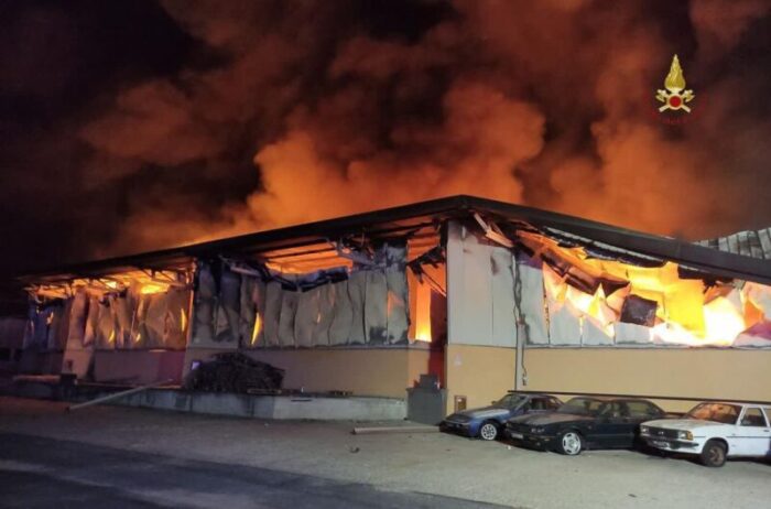 Pomezia, brutto incendio nella notte: capannone distrutto dalle fiamme