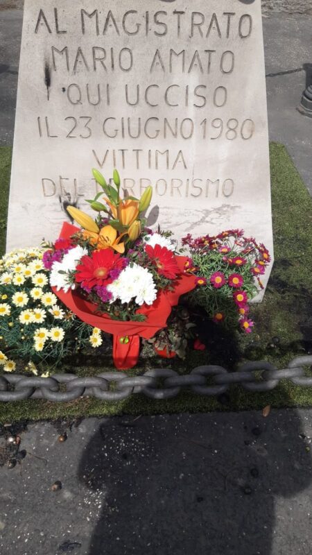Roma, Montesacro. Incendiata in viale Jonio la corona di fiori ai piedi del monumento di Mario Amato, ucciso di NAR