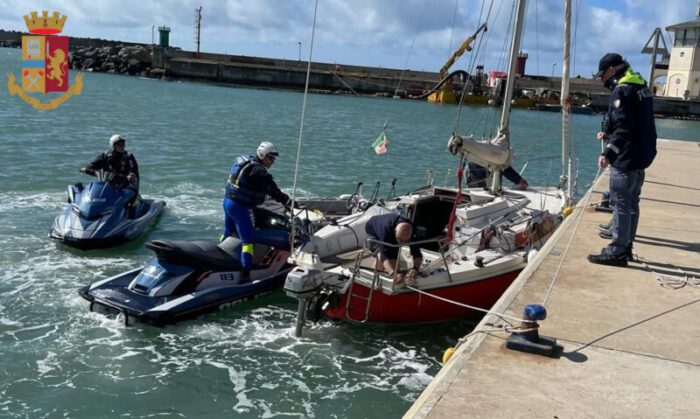 Ostia, paura durante la regata. Rimane incastrata sotto la barca: ragazza in ipotermia