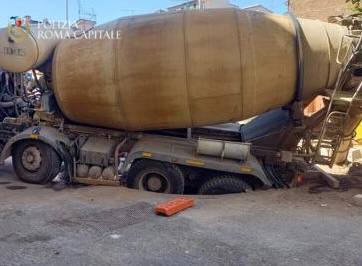 Pigneto, si apre una voragine in strada: camion sprofonda, traffico in tilt