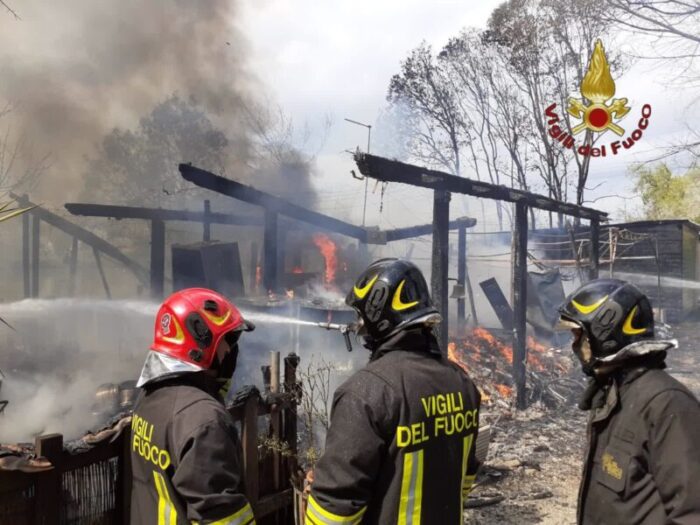 Brutto incendio sulla Salaria: divorate dalle fiamme due roulotte