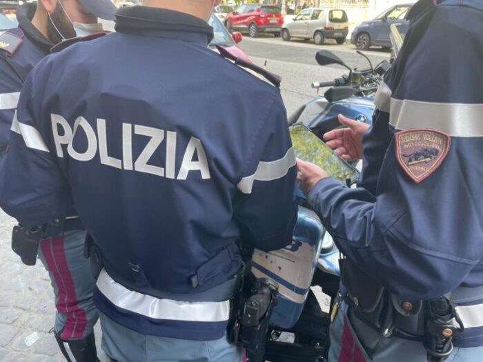 Roma. Chiede a un poliziotto in borghese dove possa trovare un Compro oro per vendere gioielli di dubbia provenienza