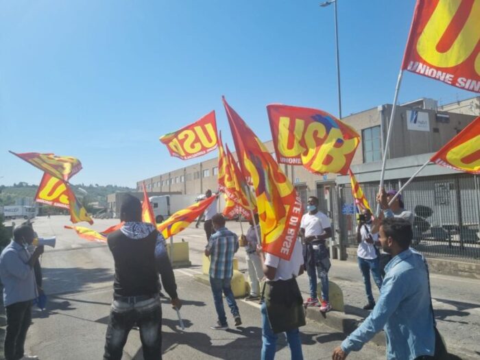 Logistica McDonald's, presidio USB a Monterotondo per il rispetto del contratto: "Basta part time da 15 ore al giorno"