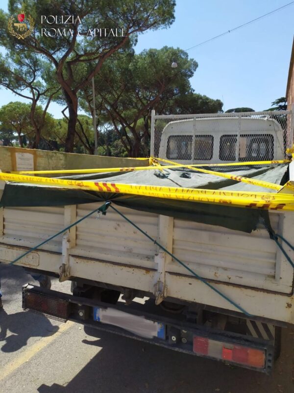 Roma. Sorpreso in sosta irregolare su via Nazionale, viene denunciato per trasporto illegale di rifiuti