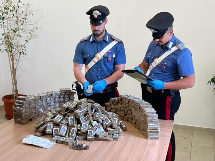 Roma, droga nel garage: sequestrati circa 50 kg di hashish, in manette un 32enne