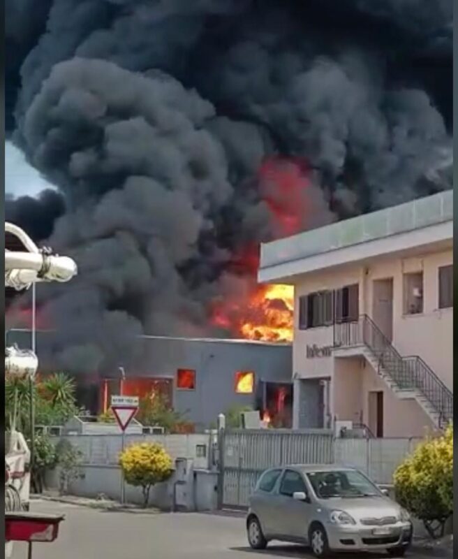 Grave incendio a Monterotondo, fiamme in un deposito di vernici nella zona industriale