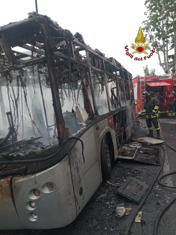 Salaria, spaventoso incendio di bus: intervengono i Vigili del Fuoco
