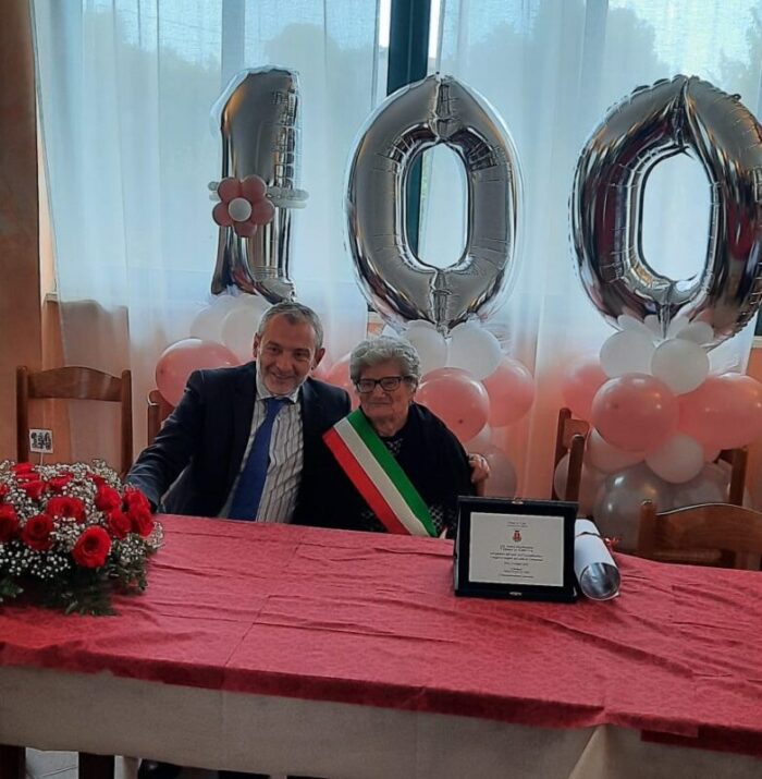 Giulianello in festa per i cento anni della signora Vittoria: tanti auguri!