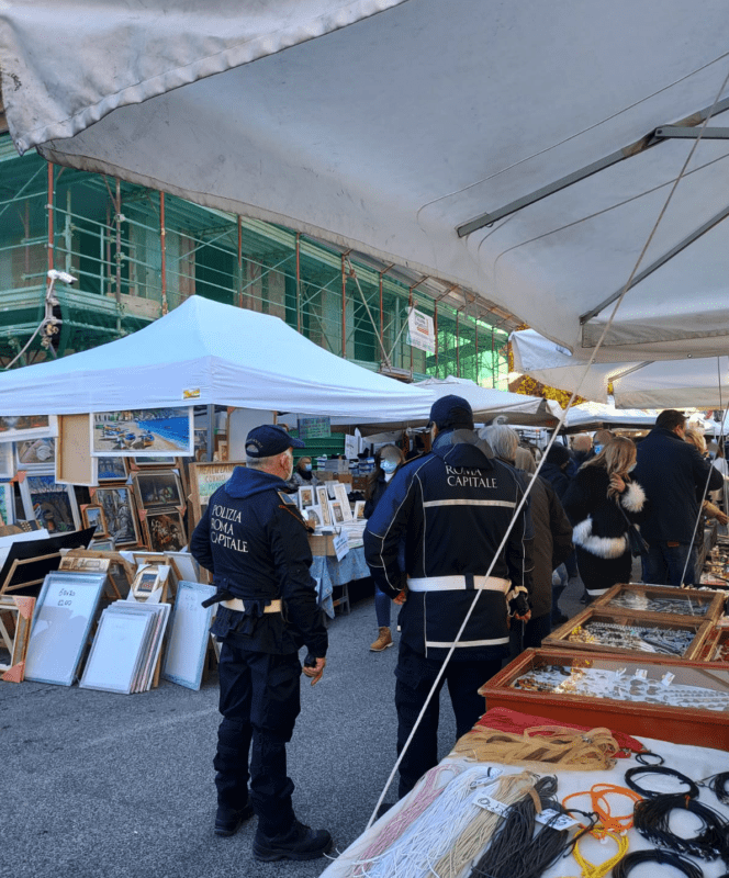 Porta Portese. Sequestrata merce contraffatta: due persone denunciate e posta sotto sequestro un'automobile utilizzata per il trasporto e deposito di articoli con marchi falsi