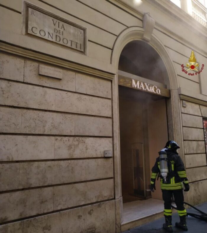 roma incendio attività commerciale via condotti