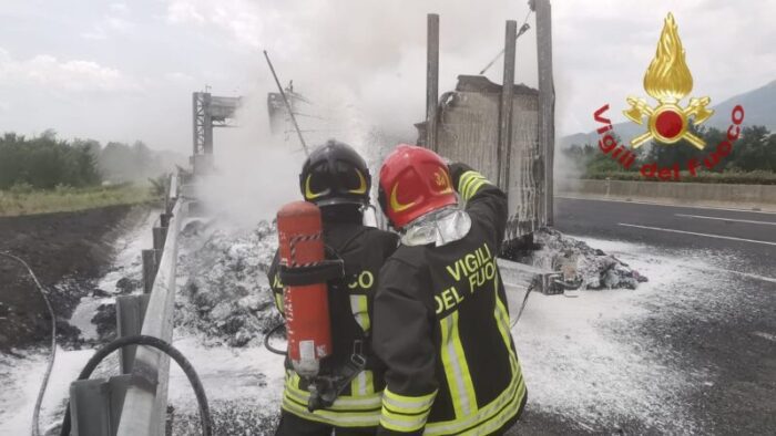 cassino camion abiti usati fuoco