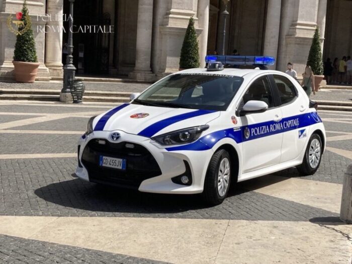 Roma, giovane turista americana tenta il suicidio dal belvedere sui Fori Imperiali