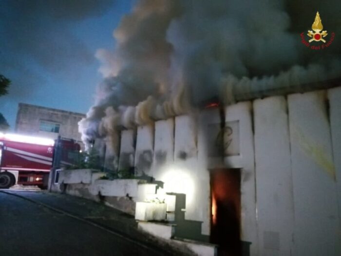 Tiburtina, fiamme in un capannone del Centro Servizi Cine Tv: distrutti materiali e bobine cinematografiche