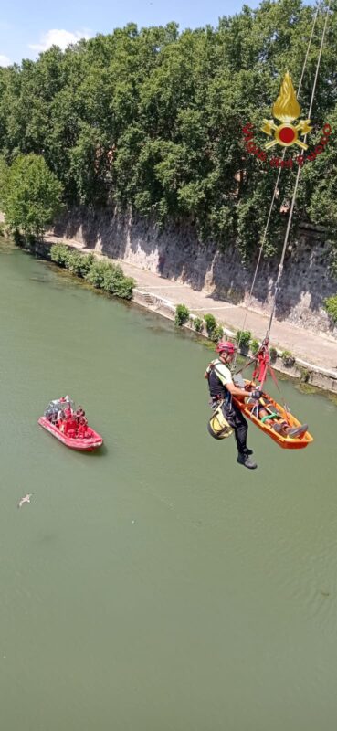 Ponte Sisto, tentativo di suicidio di un ragazzo