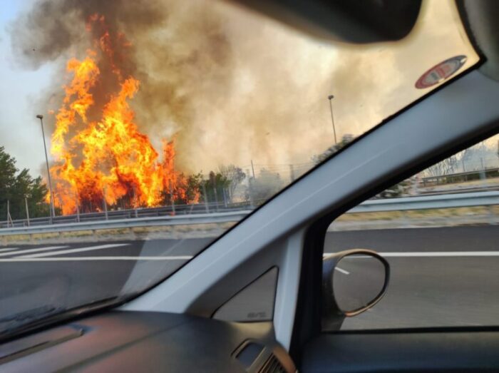 Incendio vicino l'autostrada, alla stazione di servizio Prenestino Est