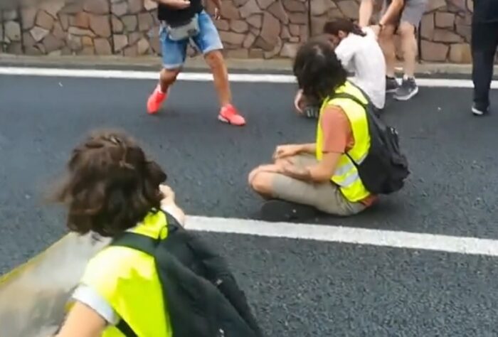 attivisti ultima generazione bloccano autostrada AI MI-NA