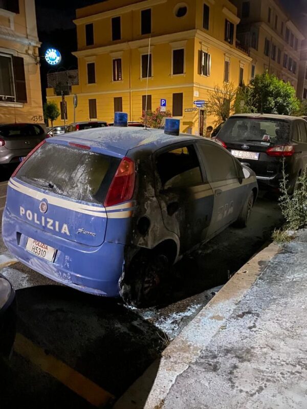 Roma, rudimentale ordigno incendiario sotto un'auto della Polizia: indagini in corso