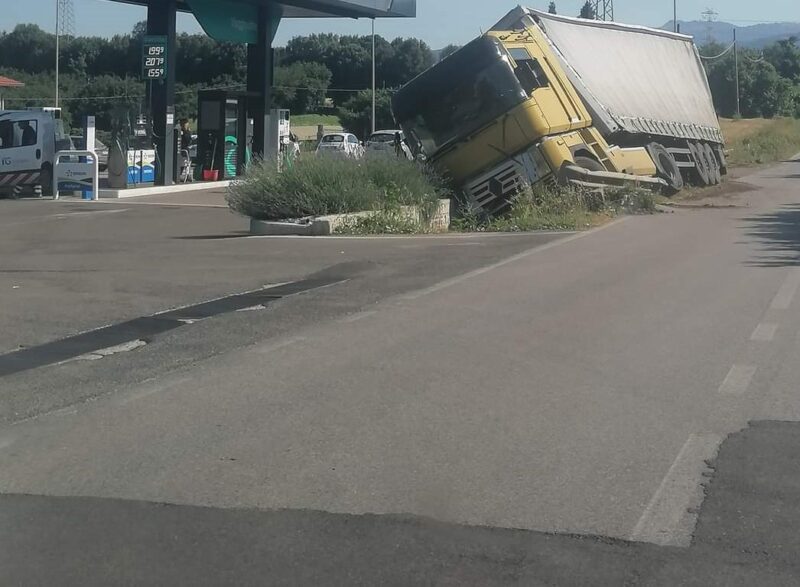 Incidente a Palestrina, tir finisce fuori strada in via degli Olmi