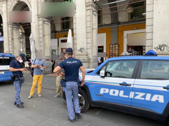 Rubano catena d'oro e capi d'abbigliamento, arrestati per rapina