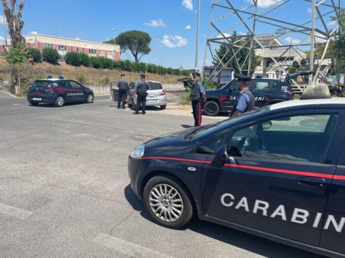 Rocca Cencia, accerchiano una macchina e accoltellano l'autista