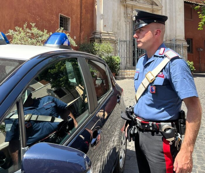 roma carabiniere salva bambino soffocando