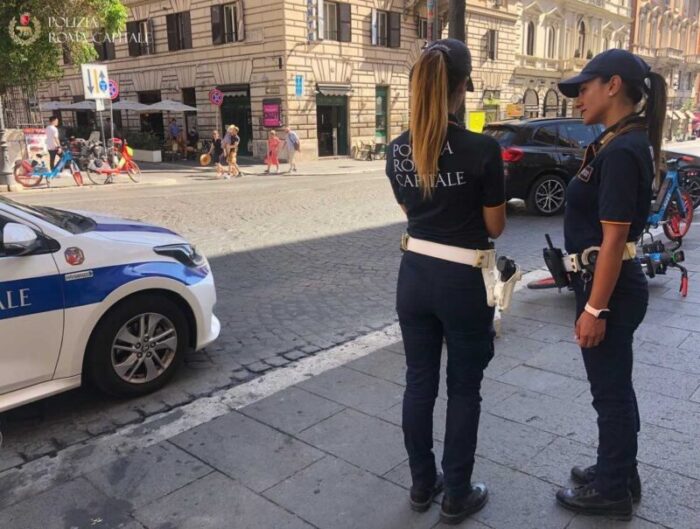 Roma, lancia biciclette in mezzo alla strada: nei guai 28enne, fuori controllo