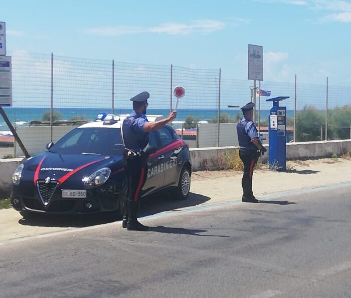 Tenta di rapinare dei ragazzi e poi li aggredisce, arrestato 17enne a Pomezia