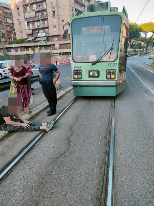 roma donna tenta suicidio binari tram