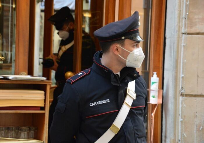 Ostia. Attendono sotto casa la proprietaria di uno stabilimento balneare per derubarla dell'incasso, ma qualcosa va storto