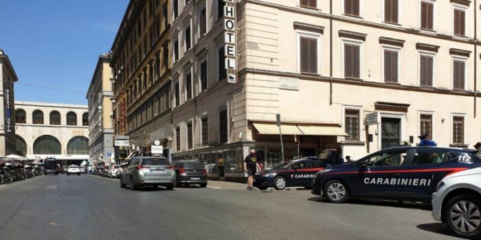 Roma, contrasto al degrado nelle zone adiacenti la stazione Termini: uomo tenta di colpire a calci e pugni i Carabinieri. Nei guai anche due ladre giovanissime