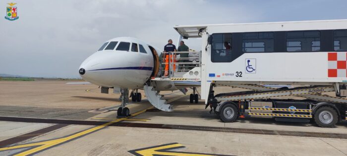 Neonata in pericolo di vita trasportata con un Falcon 900 da Cagliari a Roma