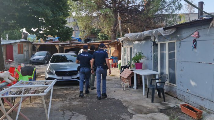 Roma, controlli al campo nomadi di via Salviati: rinvenute 50 marmitte catalitiche, biciclette, monopattini, rame e carrelli della spesa. Riscontrate condizioni igieniche precarie