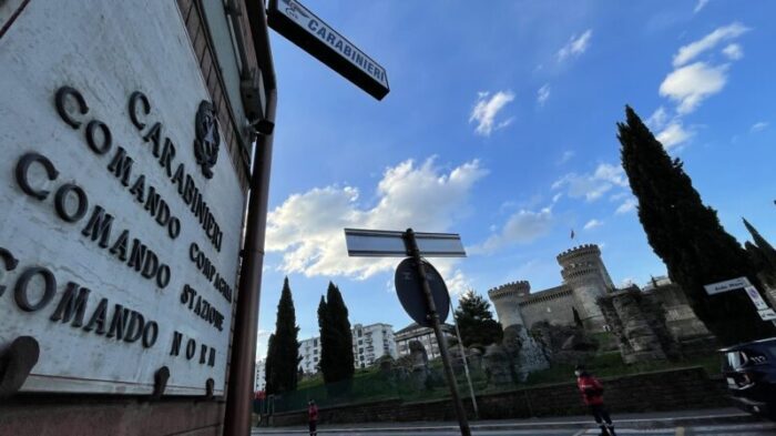 tivoli sfugge controllo trascina carabiniere