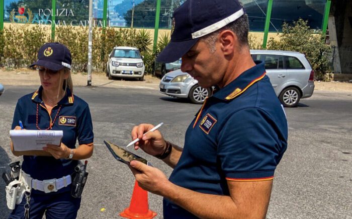 provocandogli gravi lesioni e fugge