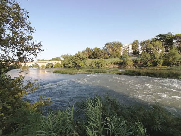 strutture galleggianti pericolose sul Tevere sequestrate