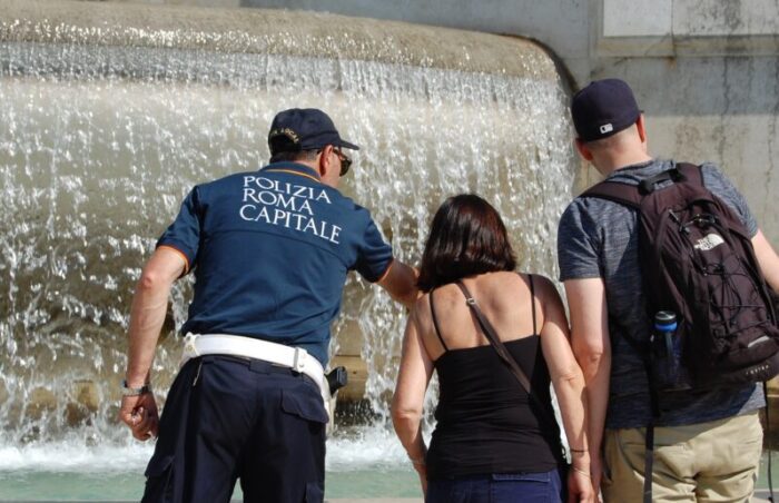 Roma, si fa il bagno nella fontana di piazza della Repubblica: multato di quasi 500 euro