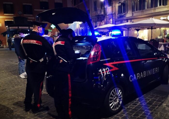 Roma. Monti e Campo de' Fiori, un uomo trovato con un coltello a serramanico, un altro con un martello infrangivetro