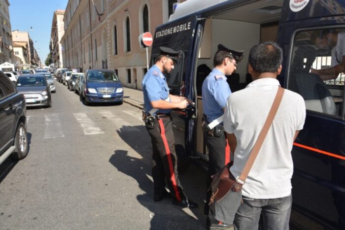 Roma, giovanissime rubano cosmetici per quasi 5mila euro in via Gioberti e nelle vie del Centro