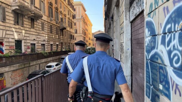 Ricettazione a Ponte Milvio: due giovanissimi trovati in possesso di caschi di una nota società di moto sharing. Inoltre, uno di loro spacciava